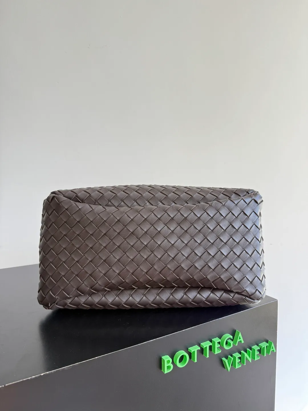 Batch 2760 new products are coming! BOTTEGA VENETA Bottega Veneta's 2025 new Campana shoulder bag is on the market~ First of all, I would like to praise the weight of this bag. As a not too small bag, it is very light for daily use. For people like me who need to carry a lot of belongings when going out, this advantage is great, and it greatly reduces the burden of traveling. 🛍️The shape is a bit like a combination of parachute and jodie. The blunt triangle shape is cute and honest. Carrying it on your back when going shopping is a good mood accelerator. The handles and body of the bag are both classic weaves. A tie is added to the original open design. If it is not tied up, the bag will look like a small vegetable basket when carried. Style number: 844250 Size: 39*24*18.5cm